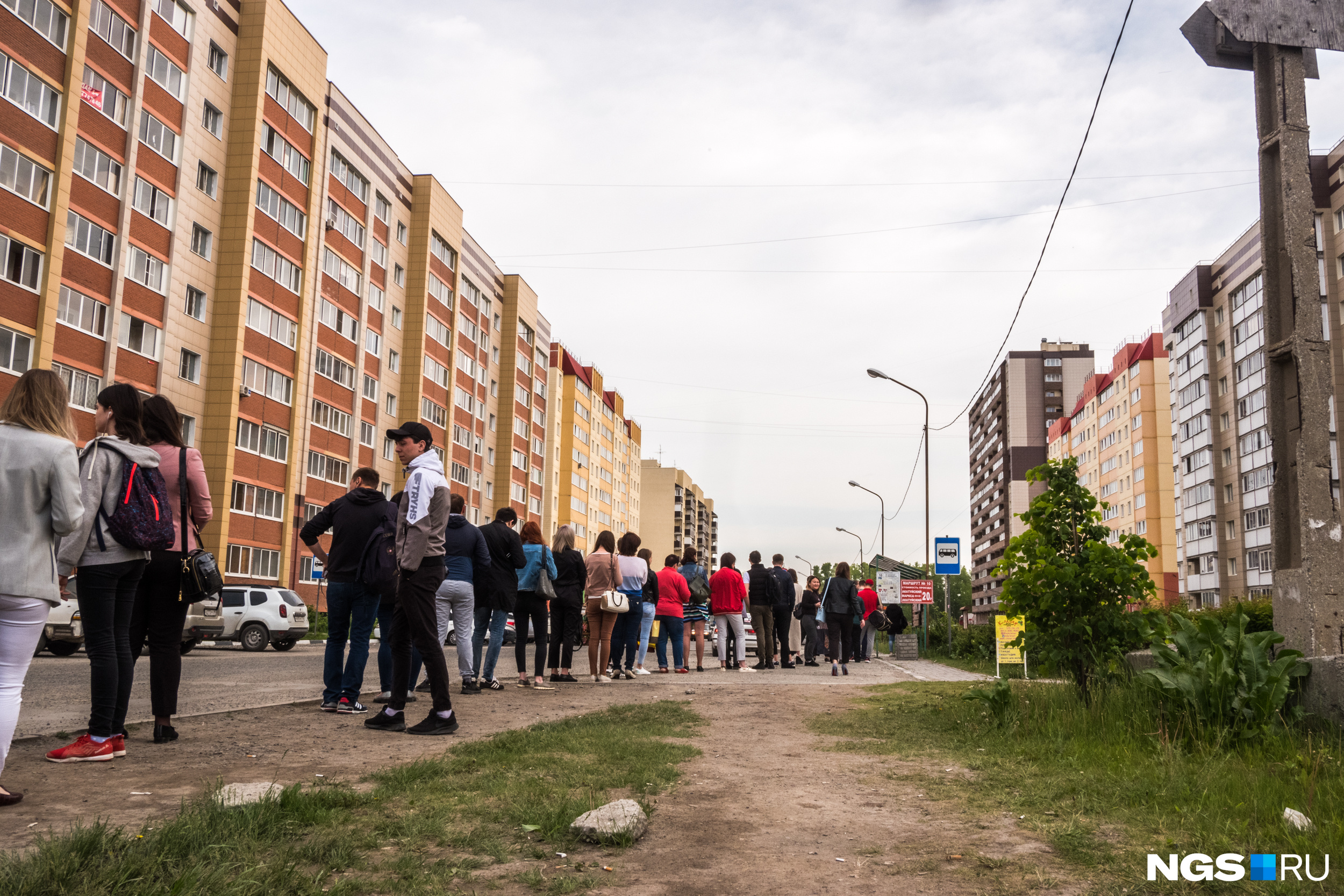 Семья подумывает уехать из Акатуйского подальше от пробок, очередей на транспорт и неухоженности Семья подумывает уехать из Акатуйского подальше от пробок, очередей на транспорт и неухоженности