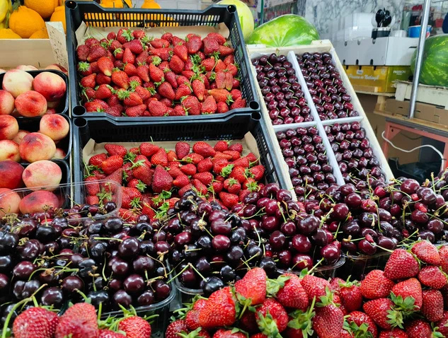 В магазине, у бабушек или на рынке? Где лучше покупать первые арбузы, черешню, клубнику в Красноярске. От фото потекут слюнки