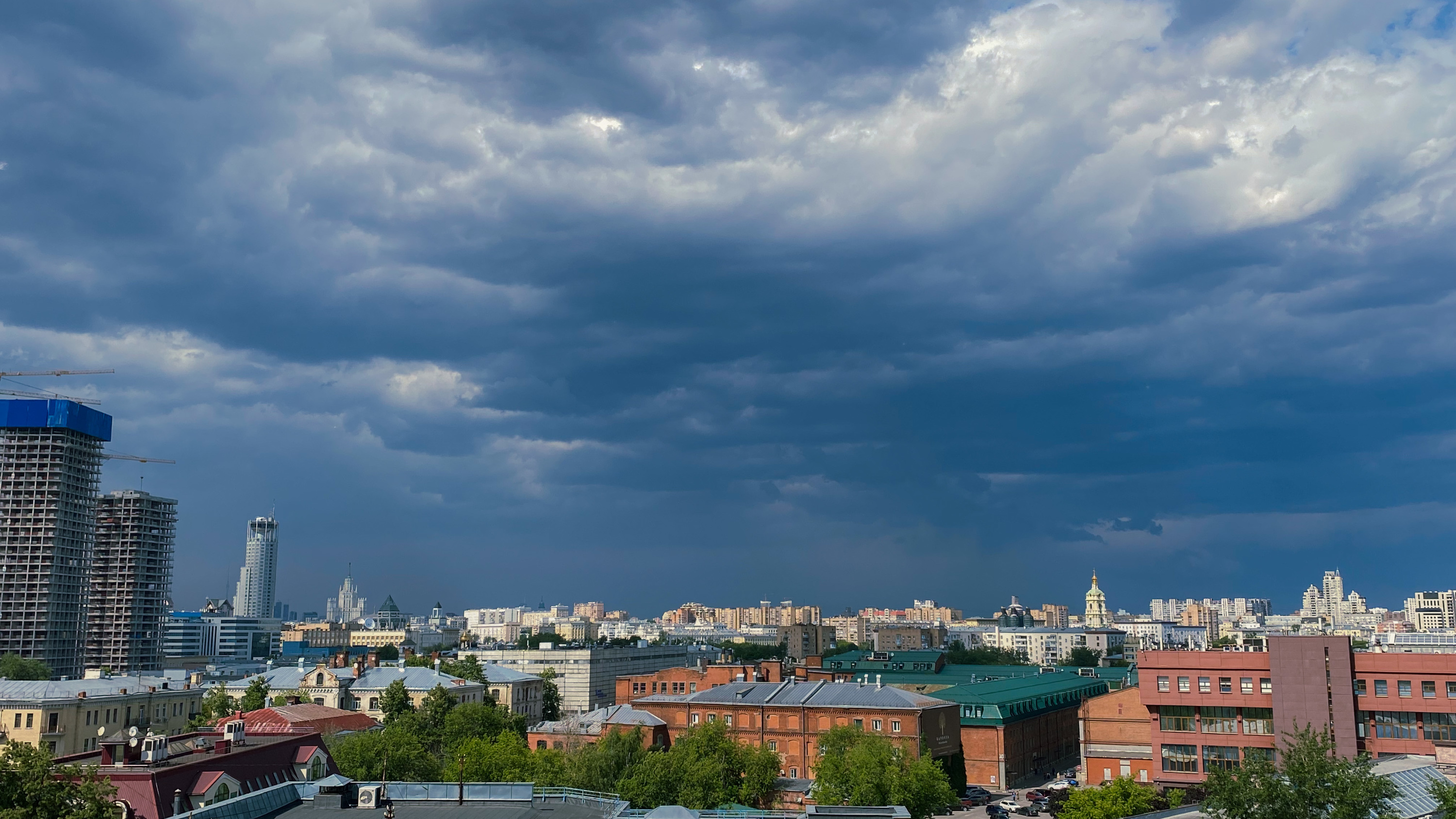 Москву накроют ливень, гроза и град. МЧС предупредило о плохой погоде