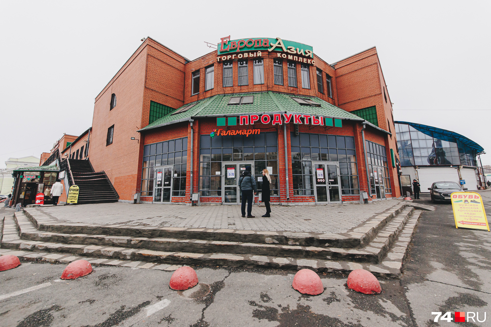 Со временем торговцев вещами вытеснили продавцы мяса, молока и хлеба. Что поделать, продукты первой необходимости Со временем торговцев вещами вытеснили продавцы мяса, молока и хлеба. Что поделать, продукты первой необходимости