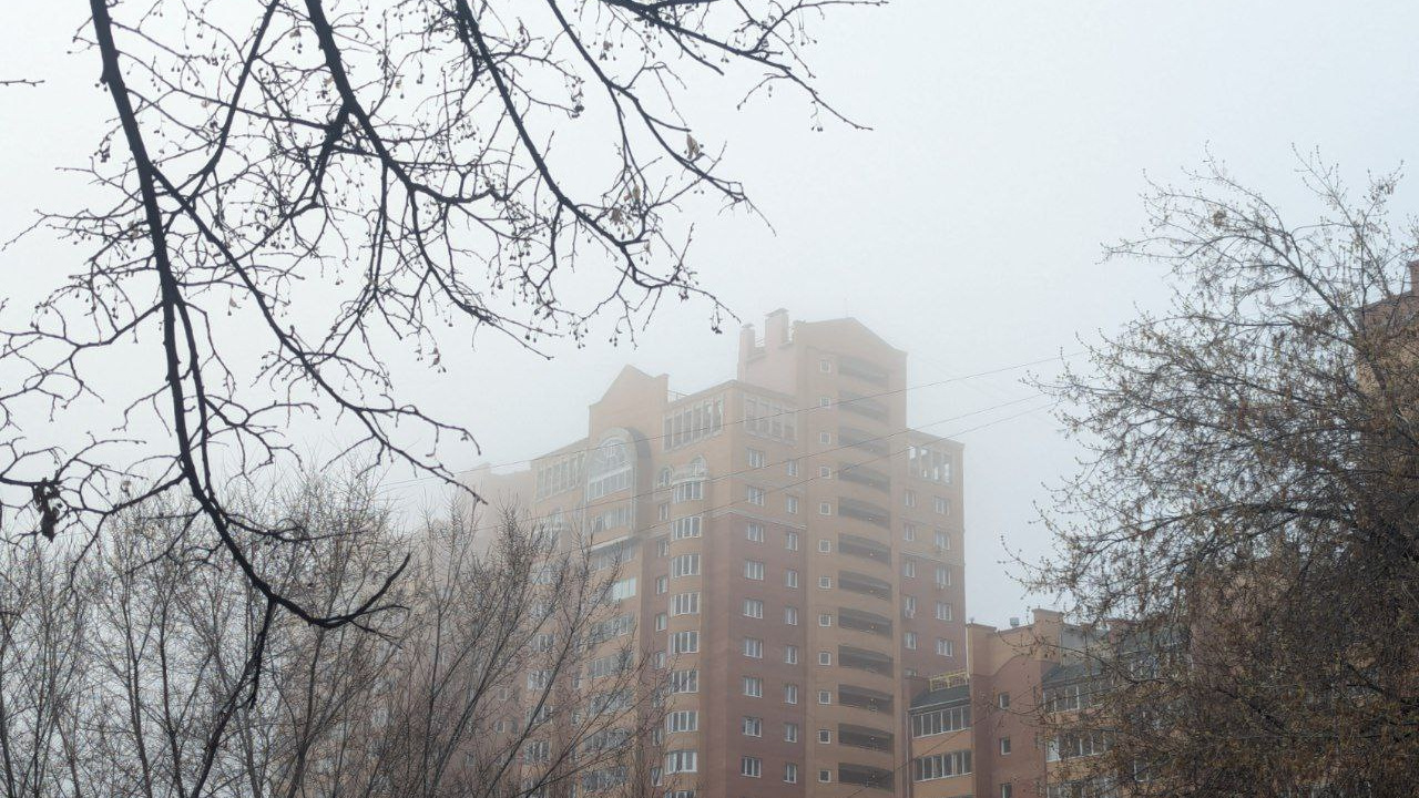 «Думала, фильм ужасов»: утром Красноярск накрыло густым туманом — фото