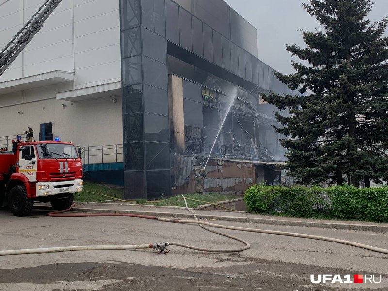 Открытого пламени уже не видно, но что-то продолжает активно дымить