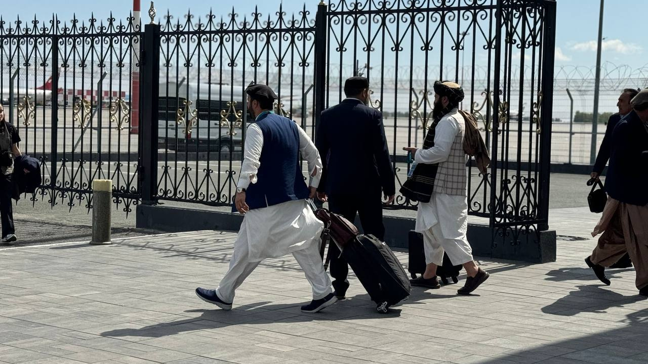 Талибы* в Казани. Показываем эксклюзивные фото из аэропорта