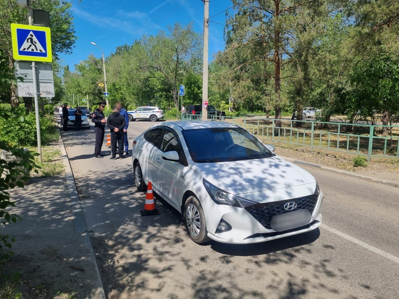 Автомобилист снес двух школьниц на «зебре» под Волгоградом. Видео