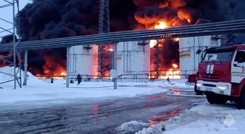 Богомаз показывает, как горят резервуары с нефтепродуктами в Клинцах после атаки БПЛА. Людей эвакуировали