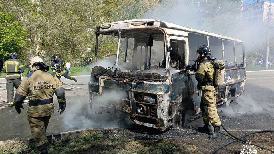Восстановлению не подлежит: в Оренбурге на Салмышской дотла сгорел автобус