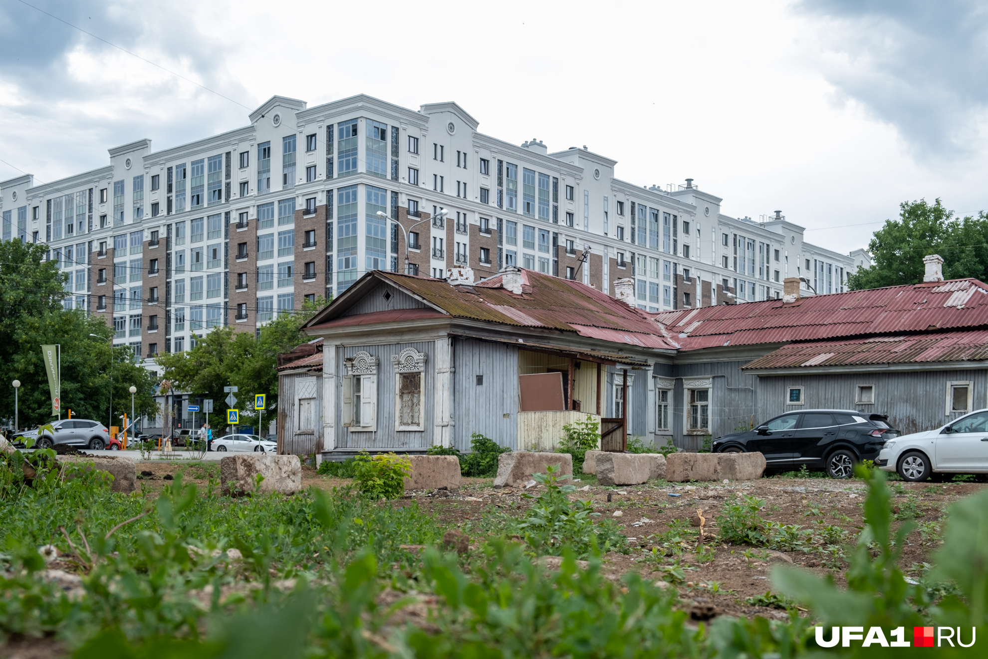 Барак на фоне «лакшери»-новостройки