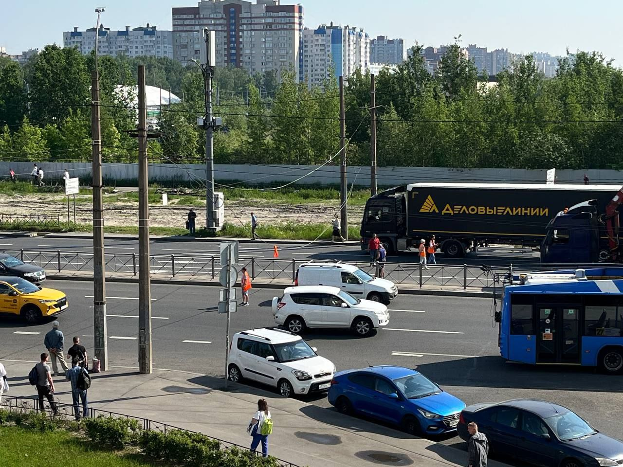 На проспекте Большевиков в Петербурге кран оборвал провода, образовалась  пробка - 31 мая 2024 - ФОНТАНКА.ру