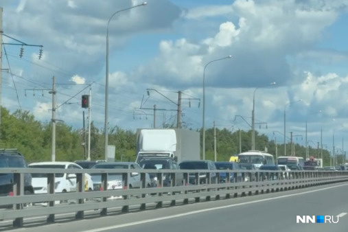 Нижегородцы встали в серьезной пробке на Борском мосту из-за аварии