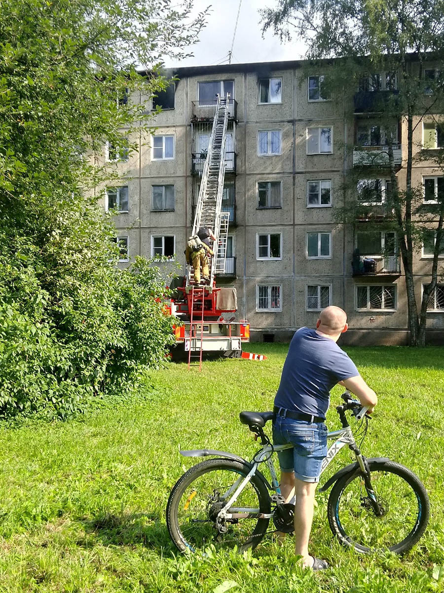 Человек попал в больницу после пожара в доме на Полюстровском - 13 августа  2023 - ФОНТАНКА.ру