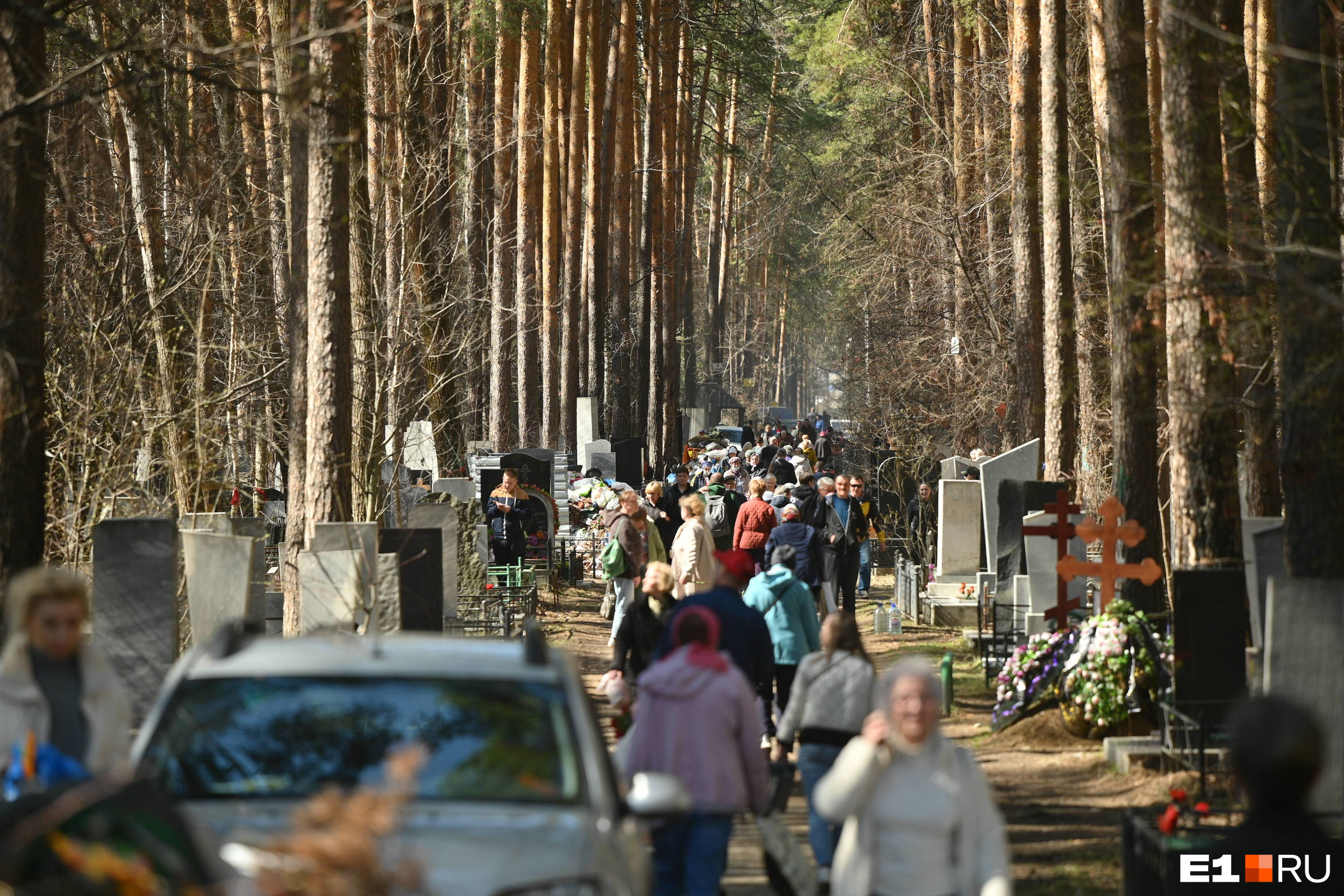 И ломятся столы от угощения