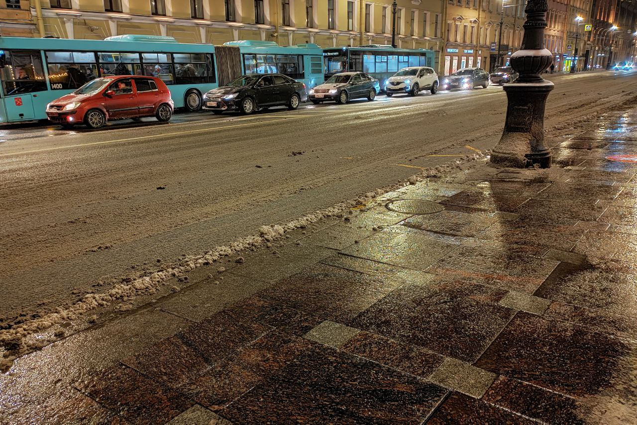 Наутро после метели. Петербург разгребает себя из снега — большой фоторепортаж