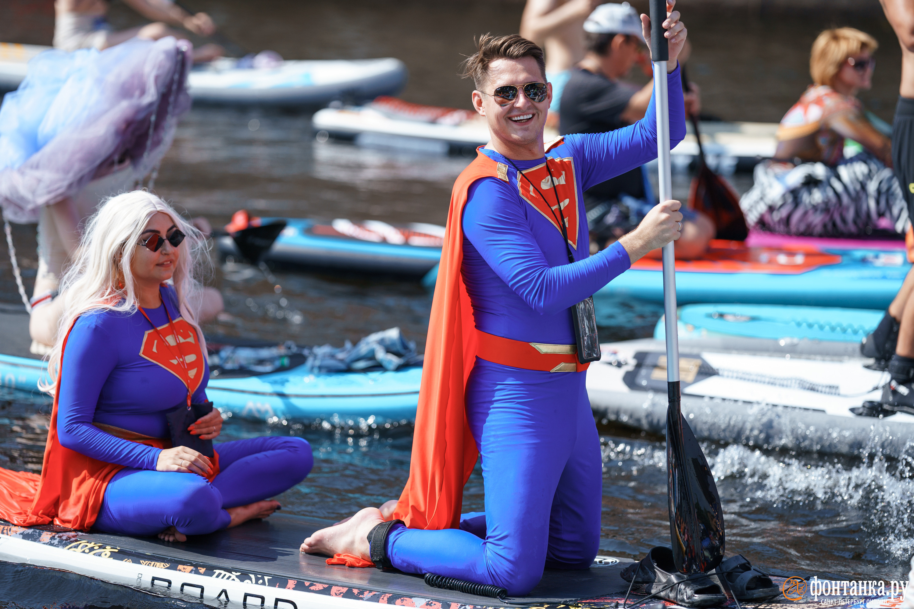 На сапах Супермены и красавицы в бикини: в Екатеринбурге устроят карнавал на воде