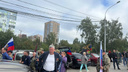 «Их около 70»: десятки машин с флагами ЧВК «Вагнер» собрались в центре Новосибирска — видео