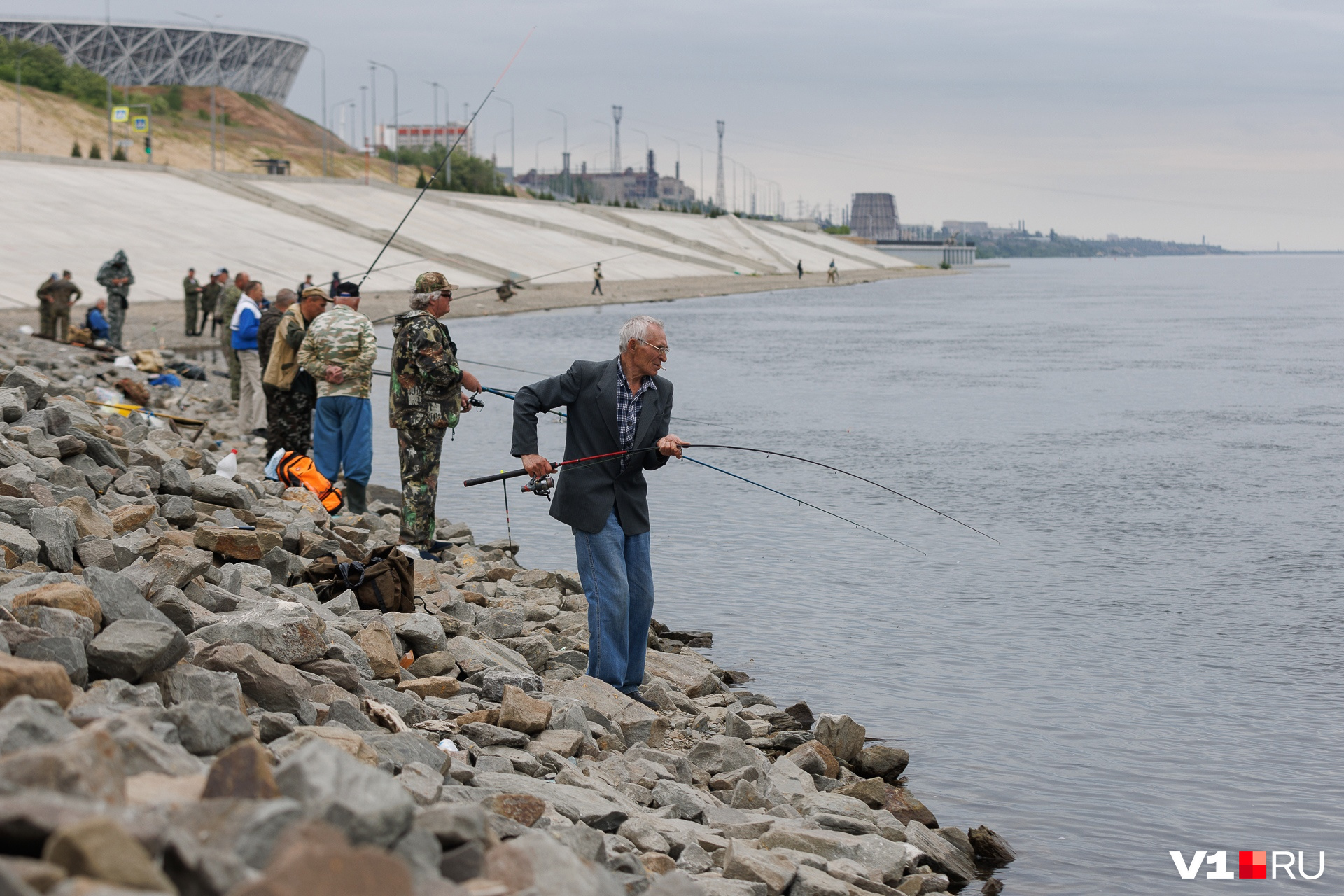 Рыбак волгоград. Рыбаки. Мост водохранилища уничтожен. Нерест рыб.