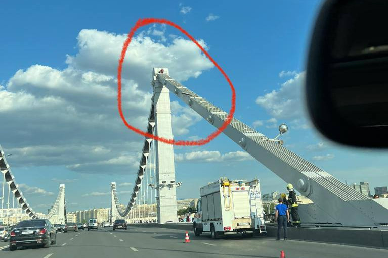 Мужчина залез на Крымский мост