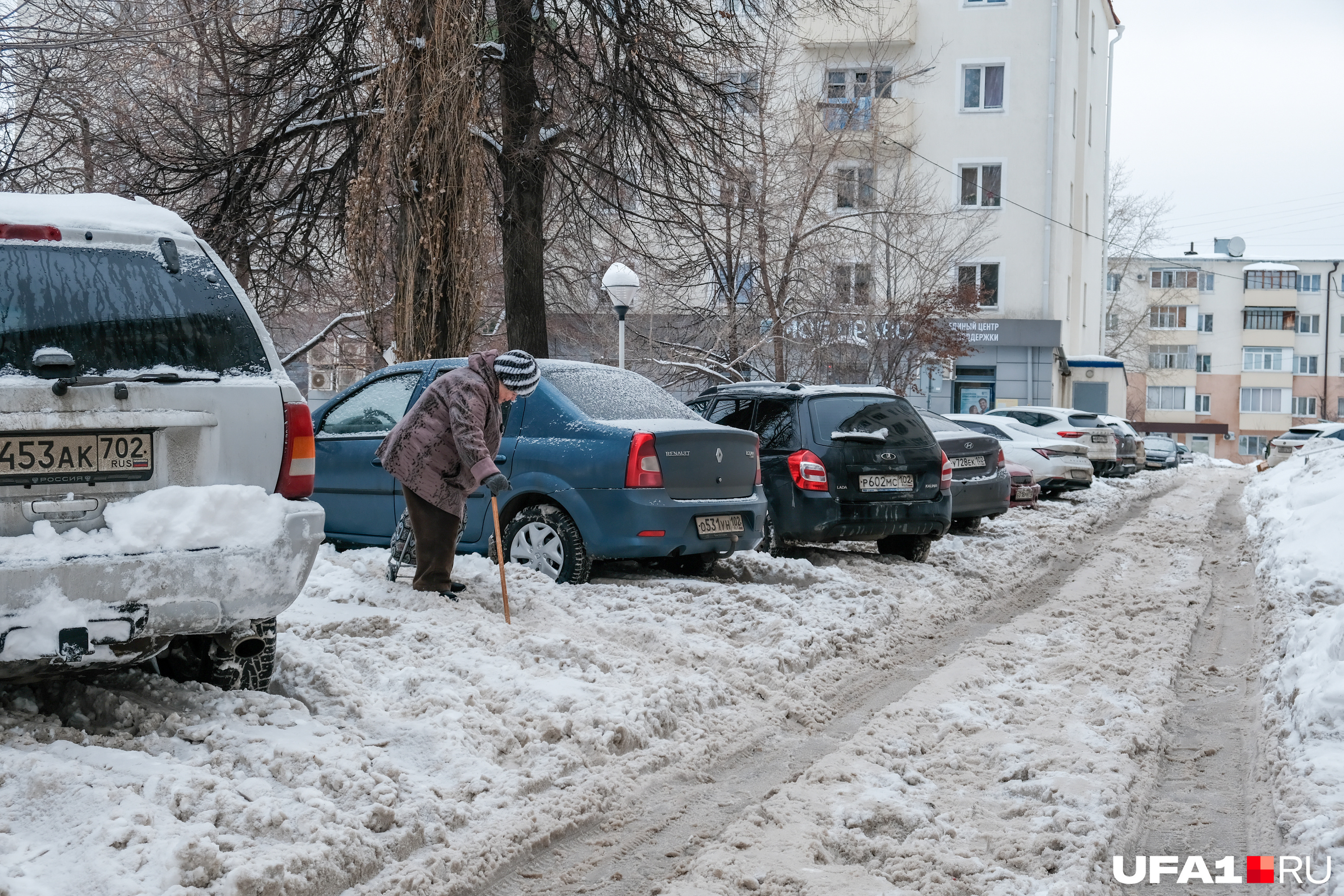 Пожилым людям приходится нелегко