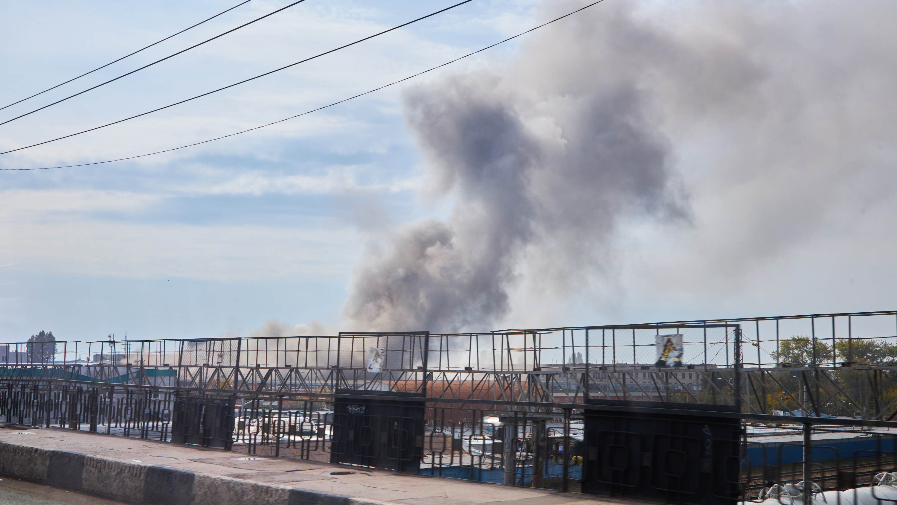 Эпицентр в подвале: всё, что известно о пожаре у Кировского рынка, в одном видео