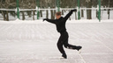 В Нарымском сквере открыли каток — со своими коньками новосибирцы могут покататься бесплатно