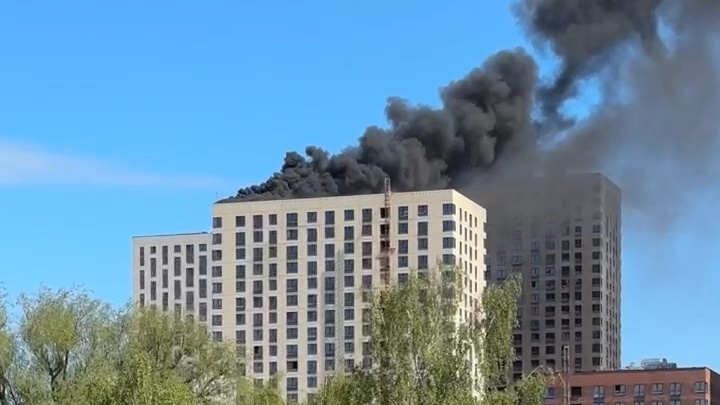 Поднялся огромный столб черного дыма. На северо-востоке Москвы загорелась многоэтажка комфорт-класса: видео