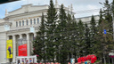 Толпа женщин в красном собралась в центре Новосибирска — что происходит