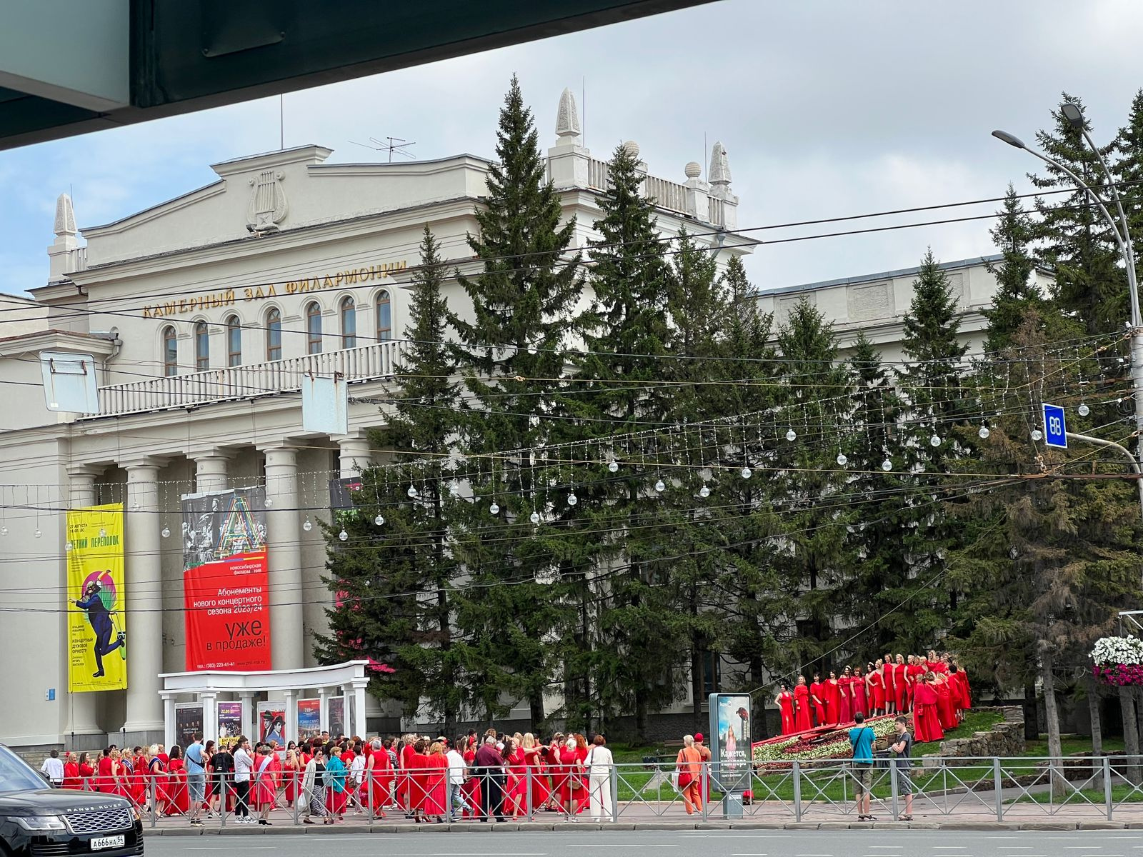 Толпа женщин в красном собралась в центре Новосибирска — что происходит