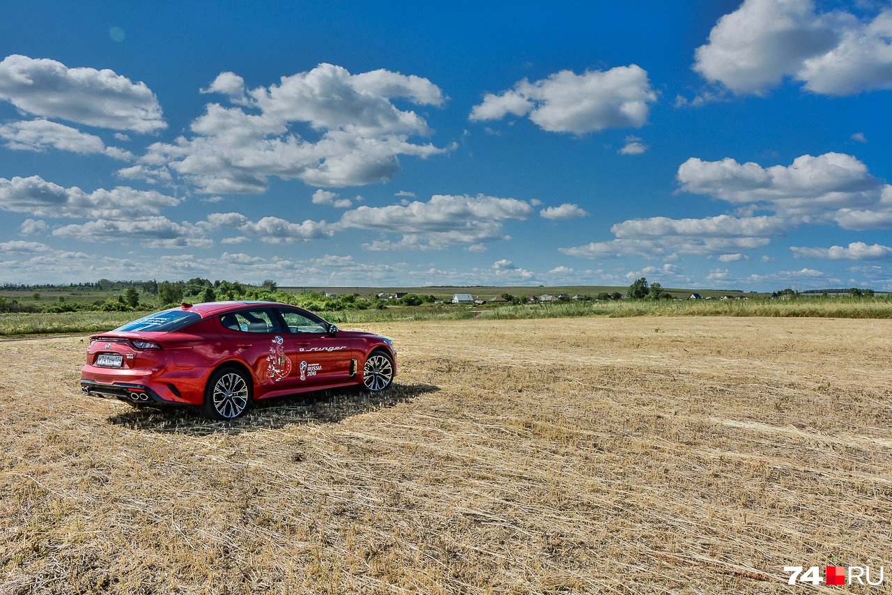 KIA Stinger был крупнее, но идеологически близок к Changan Uni-V. Правда, он был заднеприводным