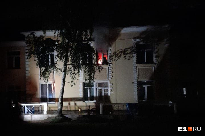 «Пожарные со всего города съехались»: в Екатеринбурге вспыхнуло здание. Видео