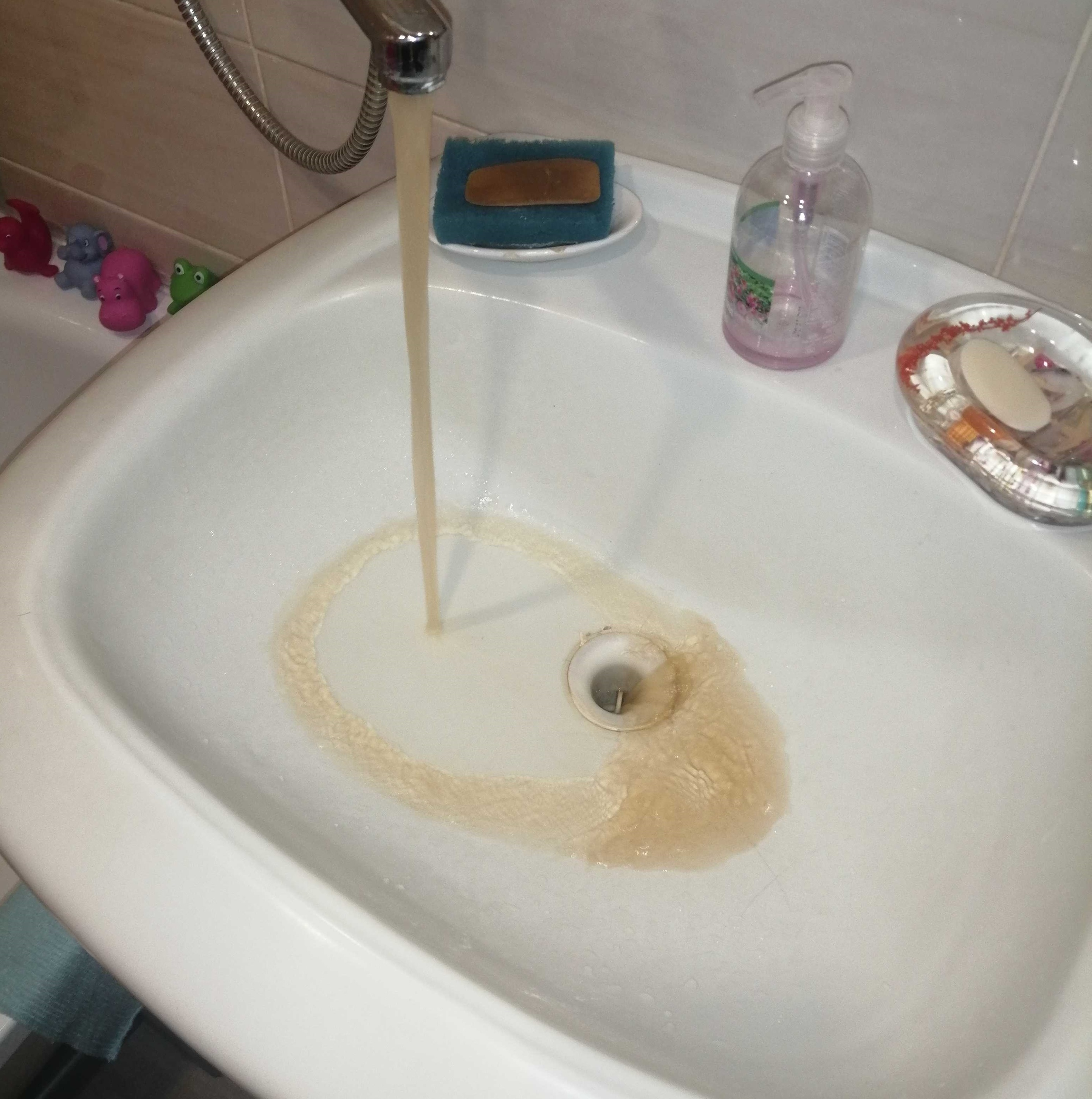 Жители района в Чите пожаловались на грязную воду из кранов