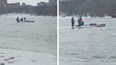 Группу людей, плывущих на льдине по Оби, заметили в Новосибирске — видео экстремальной поездки