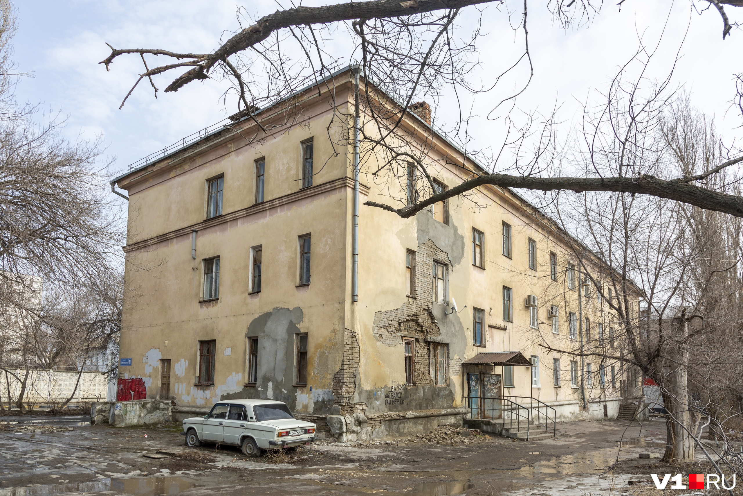 Трещина в полу смотреть онлайн