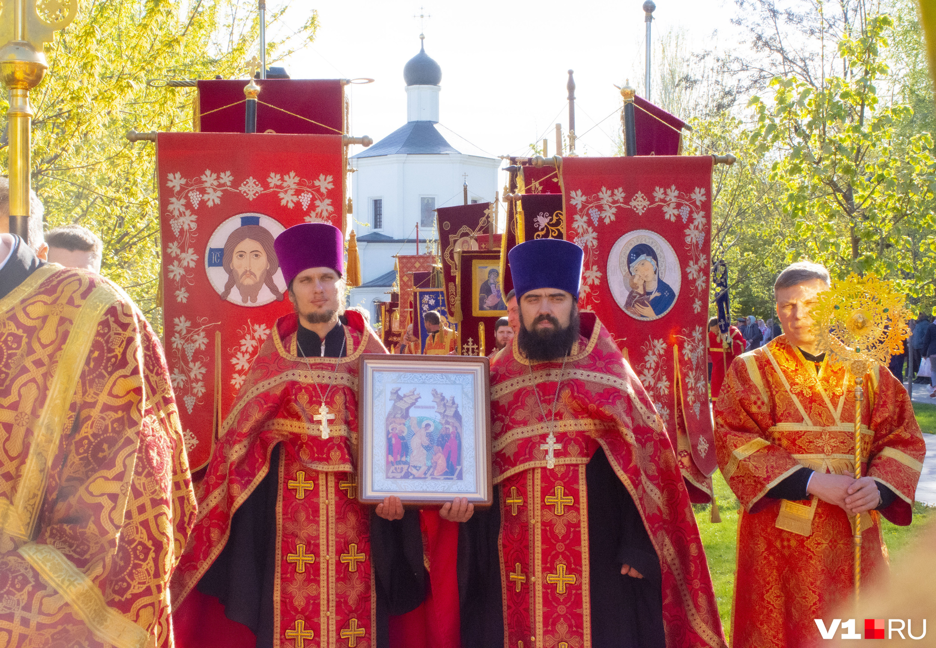 Белгород крестный ход 16. Пасхальный крестный ход Сыктывкар. Фонарь Пасхальный для крестного хода купить.