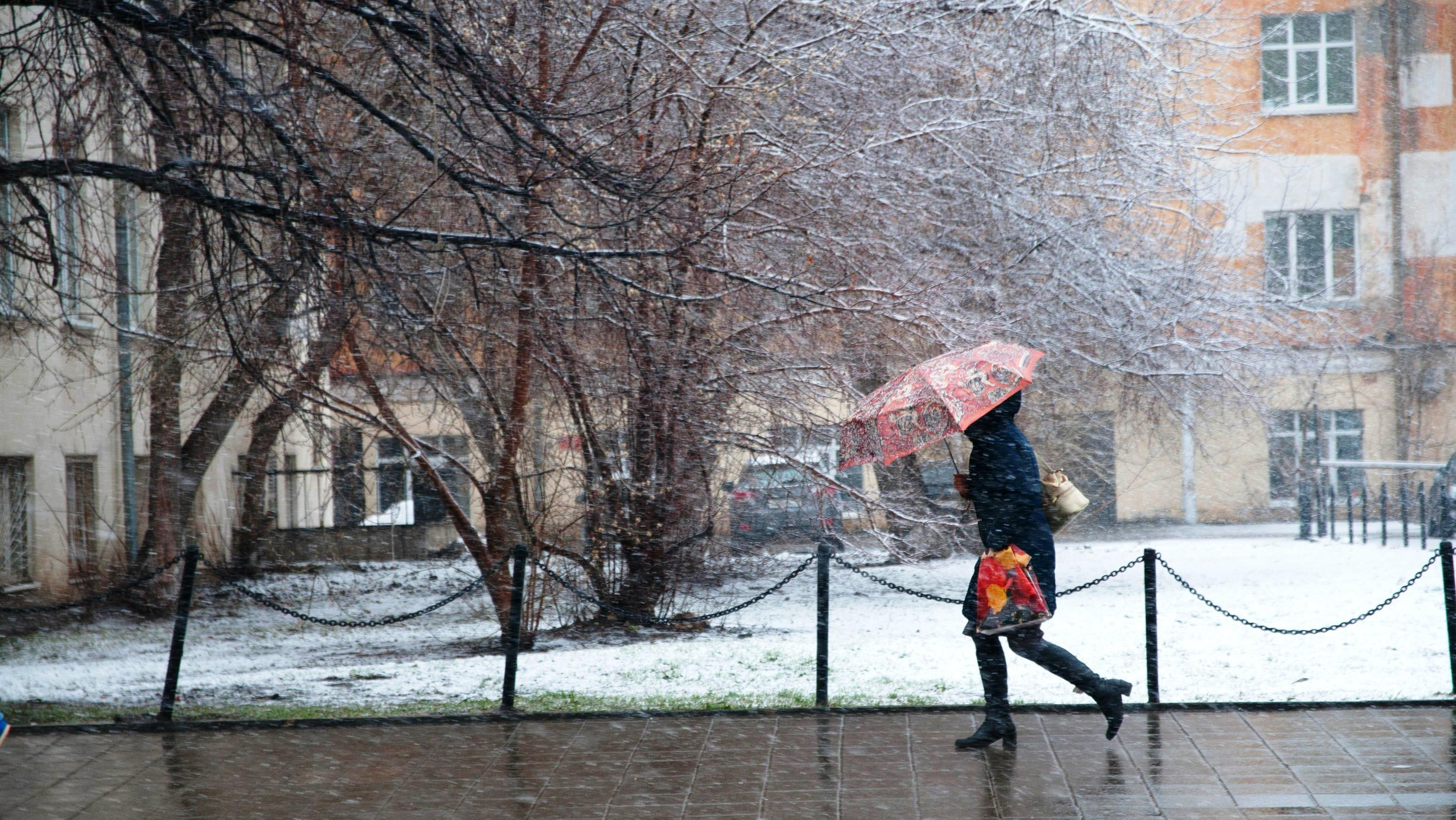 «Зимние куртки не убираем!»: когда в Кузбассе закончатся снегопады и ураганы. Ответ погодных сервисов