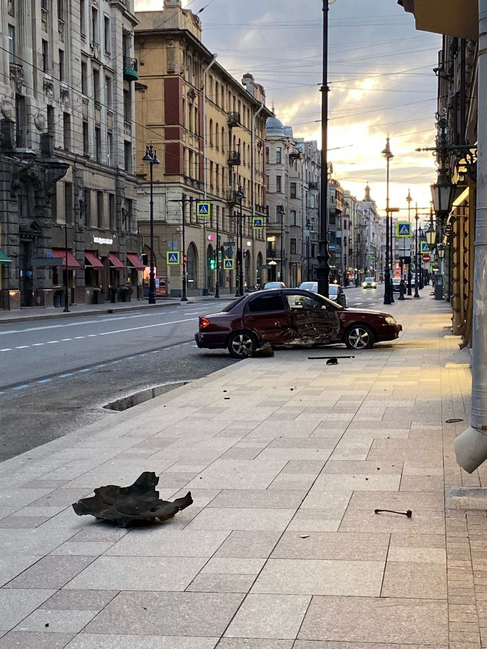 Автомобиль потерял колесо на Большом проспекте Петроградской стороны, машина  по инерции проехала до следующего перекрестка - 8 июля 2023 - ФОНТАНКА.ру