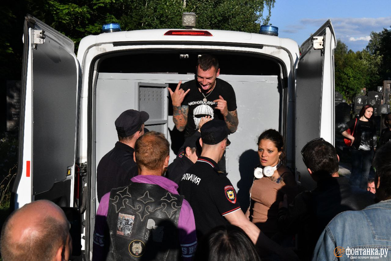 На Богословском кладбище полиция собирает уставших фанатов Горшка