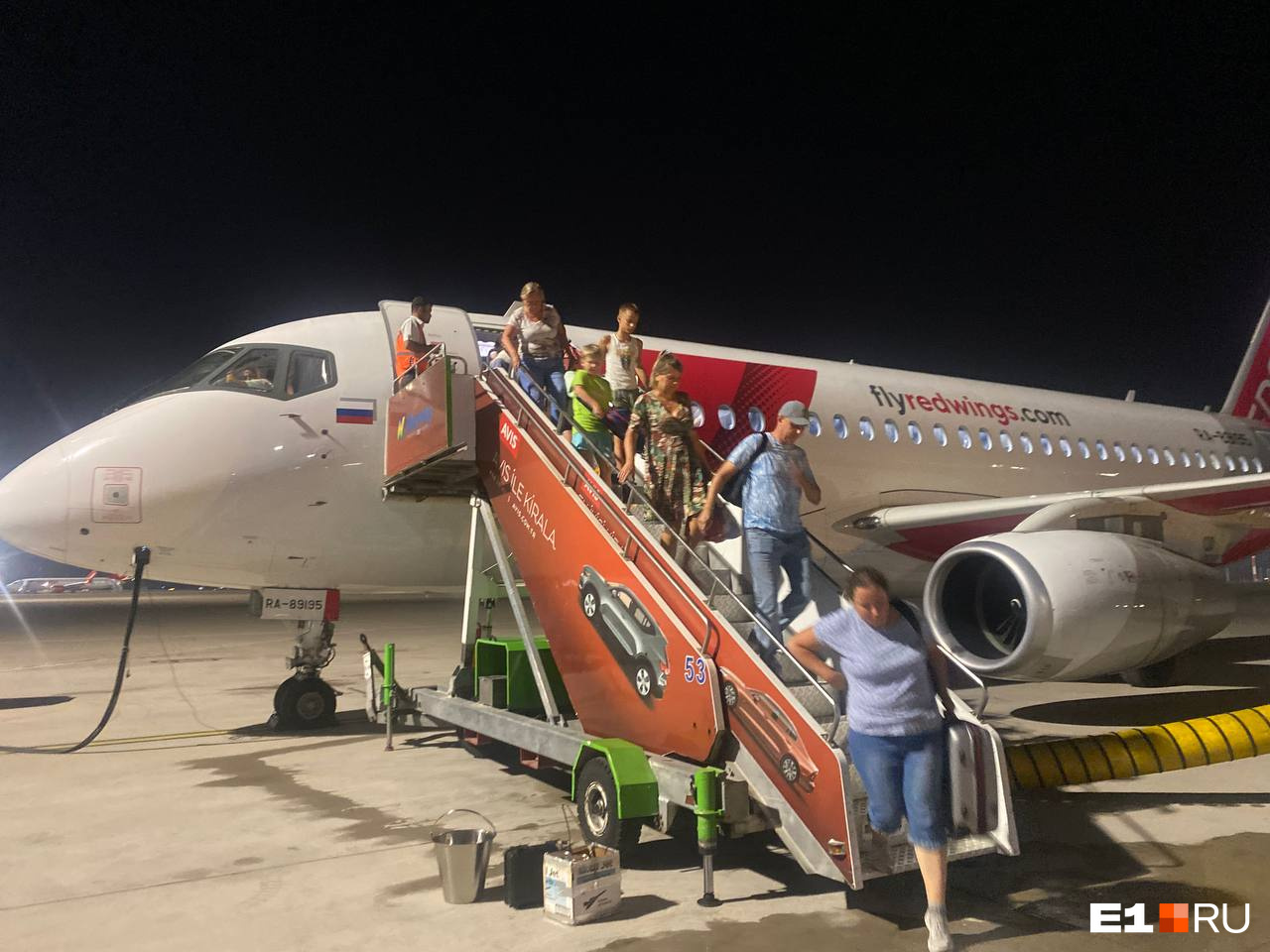 «Самолет сильно дернулся и резко затормозил»: екатеринбуржцы не могут вылететь из Турции
