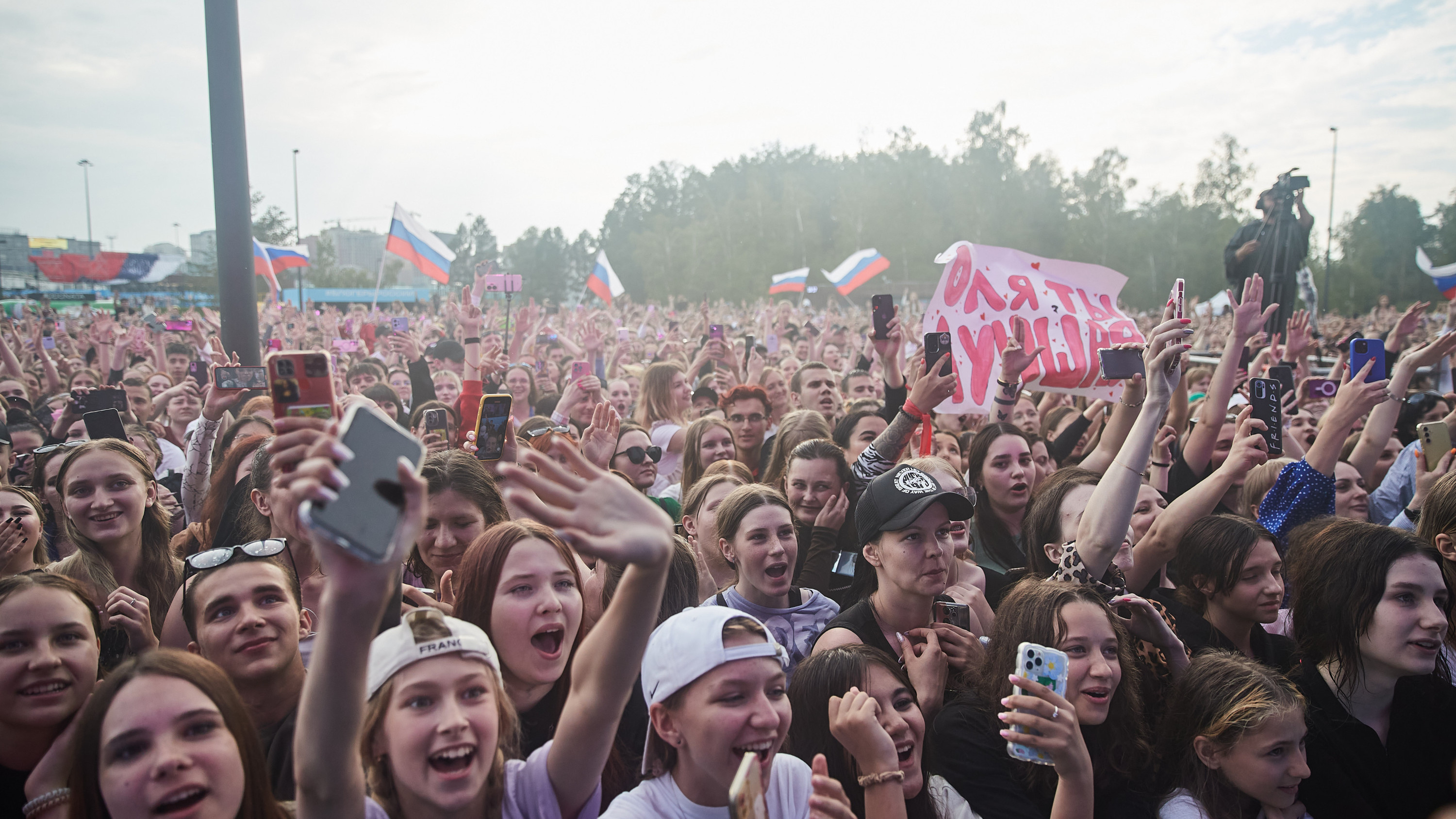 Стояли в очередях, прятались от дождя и звали Бузову: как прошел фестиваль блогеров в Новосибирске — фоторепортаж