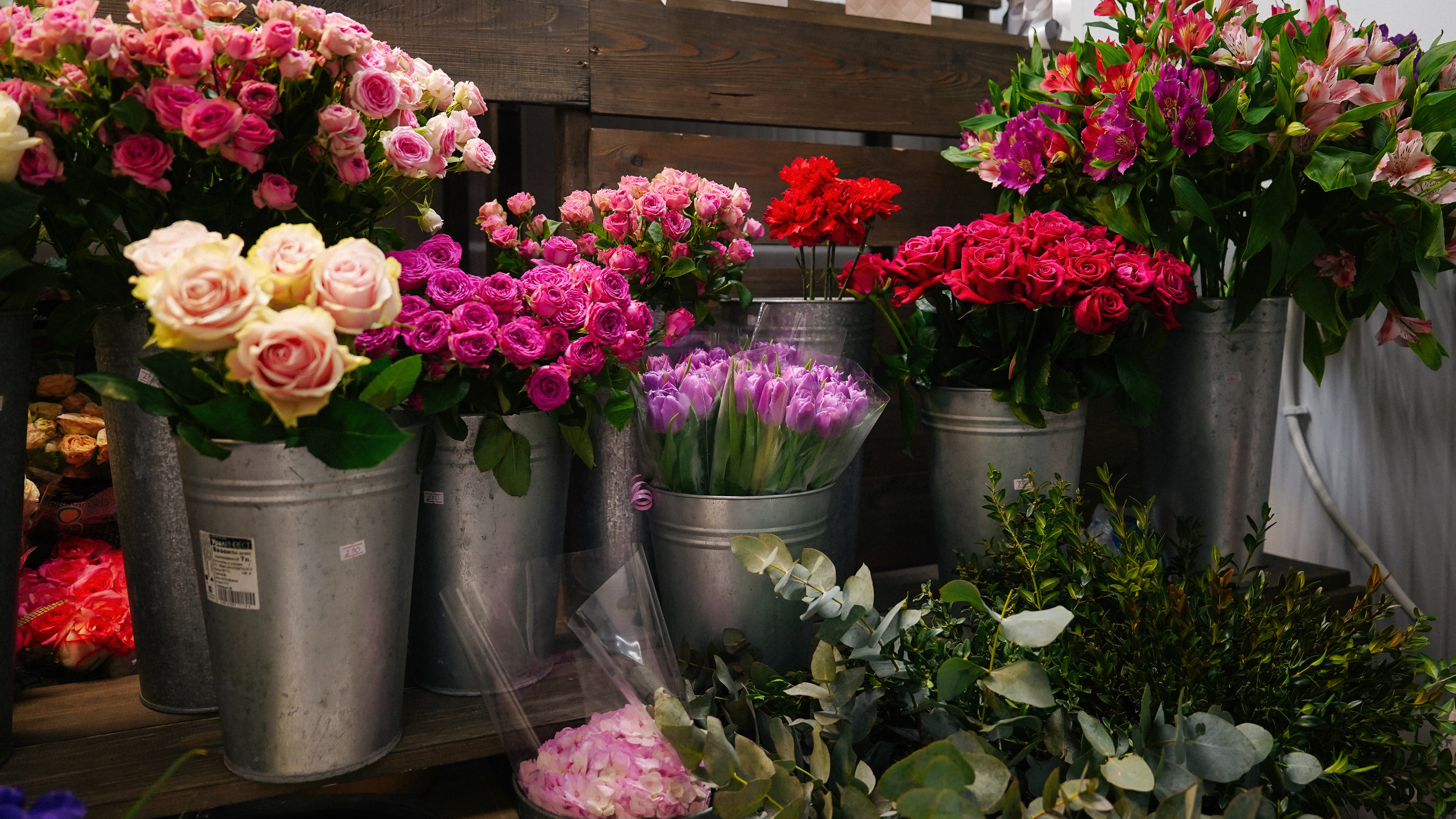 «Грустно, что цены потом неохотно опускают». Что происходит с рынком цветов в Краснодаре перед праздниками