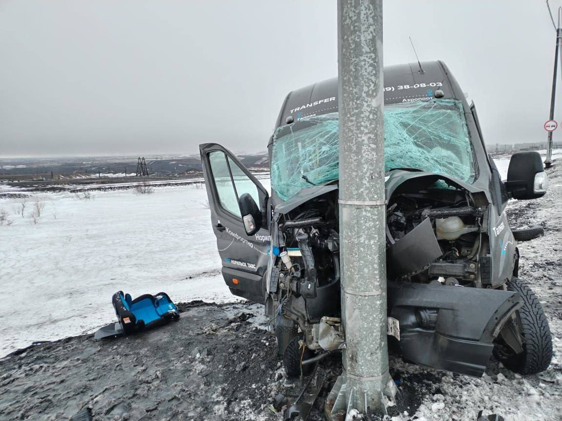 В ДТП из-за сильного ветра в Норильске пострадали 7 пассажиров микроавтобуса