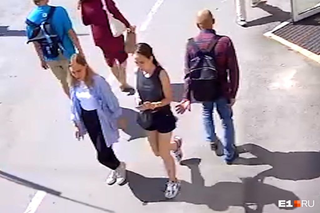 В центре Екатеринбурга мужчина шлепнул незнакомую девушку по попе, видео - 3 августа - nordwestspb.ru