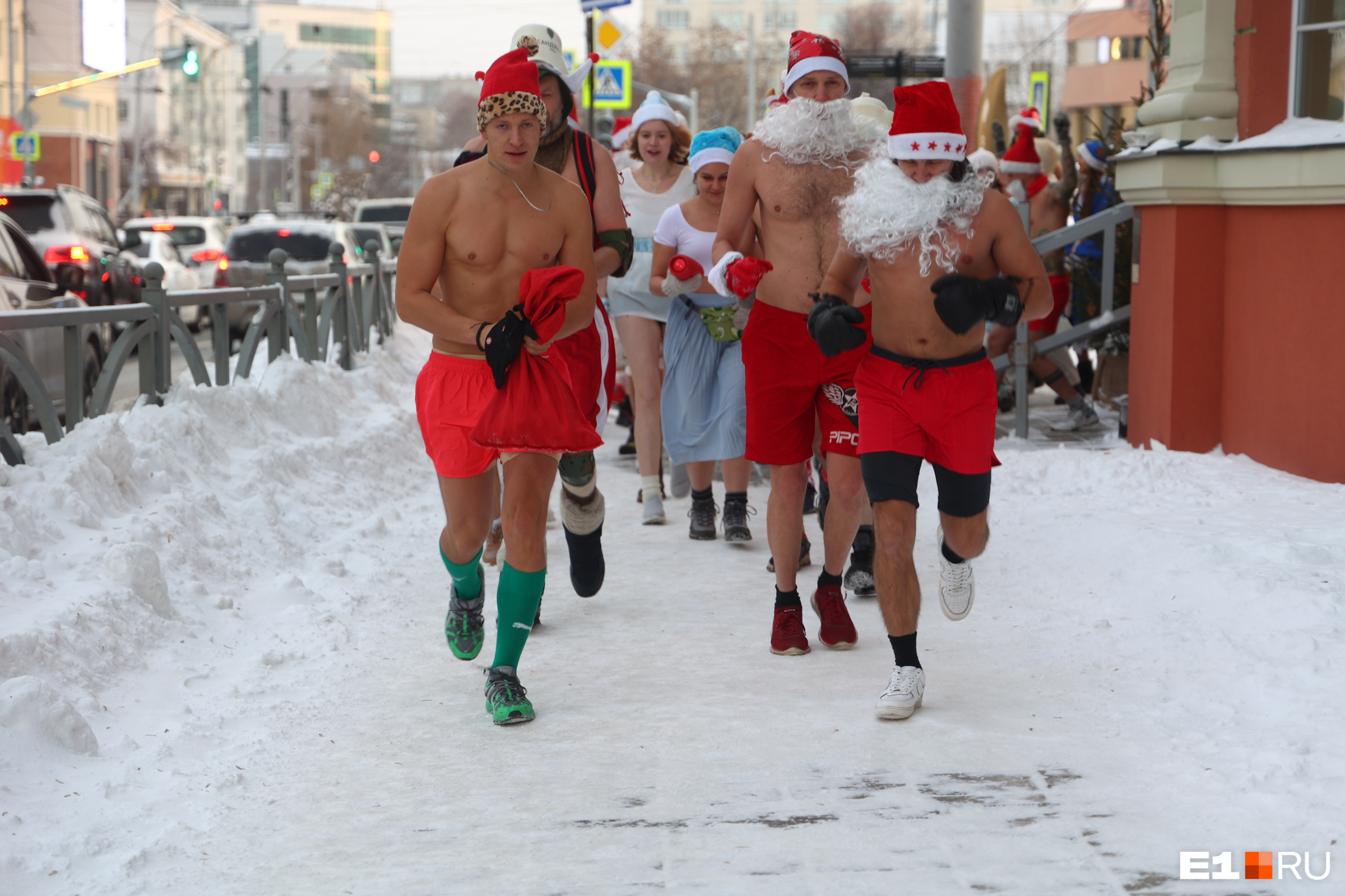 В центре Екатеринбурга заметили толпу полуголых Дедов Морозов и Снегурочек