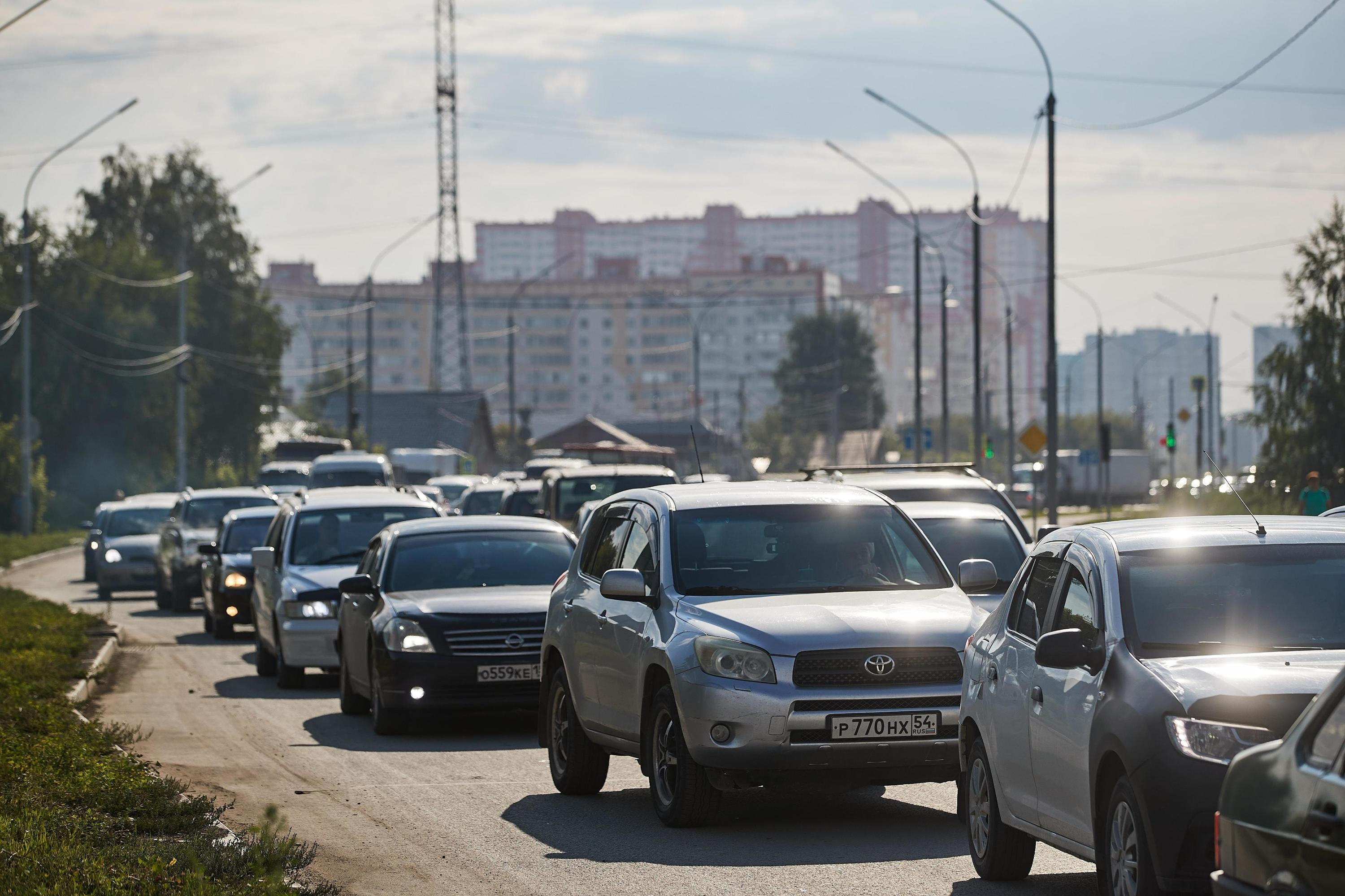 Два ДТП спровоцировали пробку на въезде в Новосибирск — водители цитируют Шуфутинского