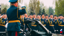 Танки, алые ленточки и 10 тысяч зрителей: фоторепортаж с парада Победы в Омске