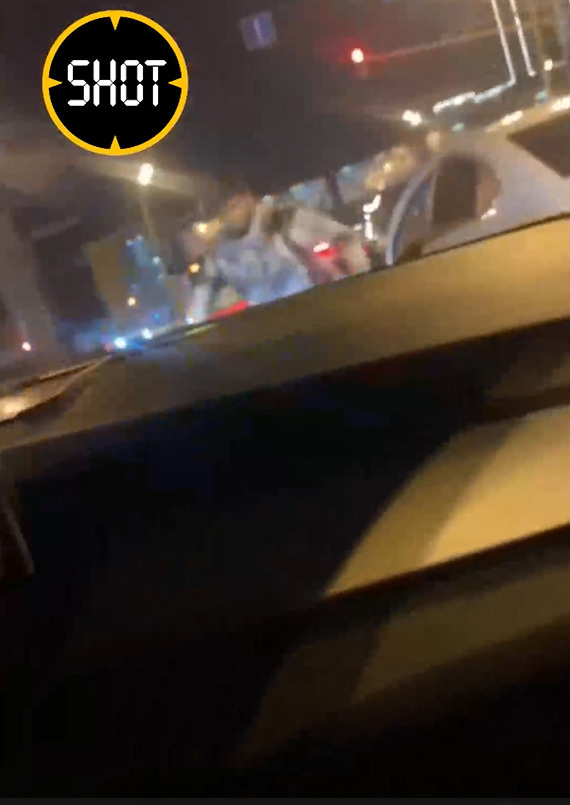 Разборки начались прямо на проезжей части Разборки начались прямо на проезжей части