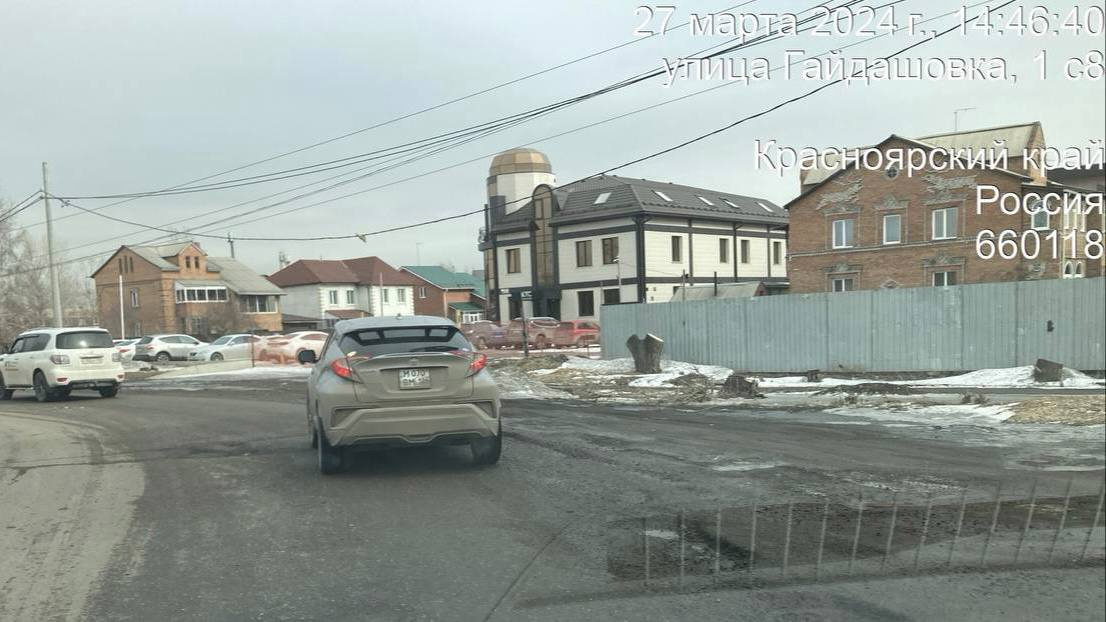 В Красноярске обнаружили 260 участков дорог с ямами. Рассказываем, где выбоины мешают проехать и когда их заделают