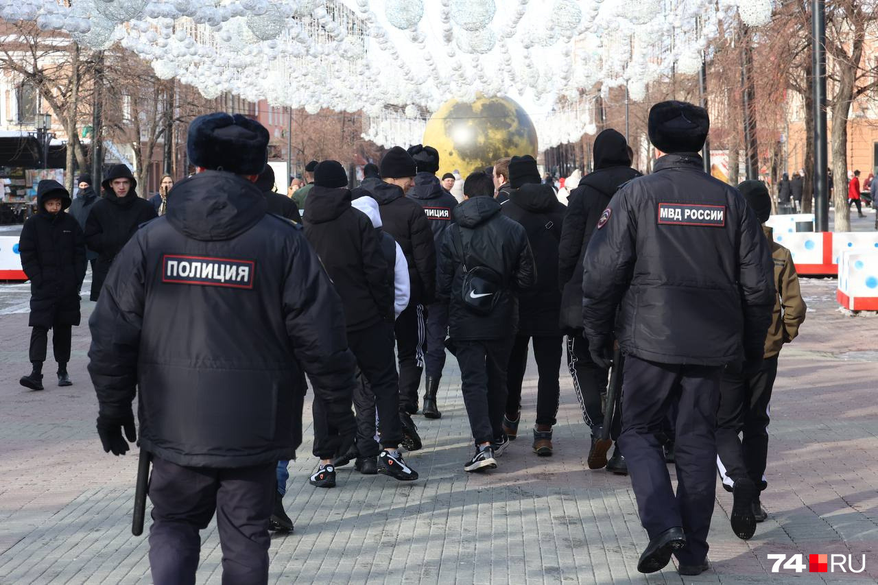 Около 10–15 подростков увели к отделу полиции Центрального района Около 10–15 подростков увели к отделу полиции Центрального района