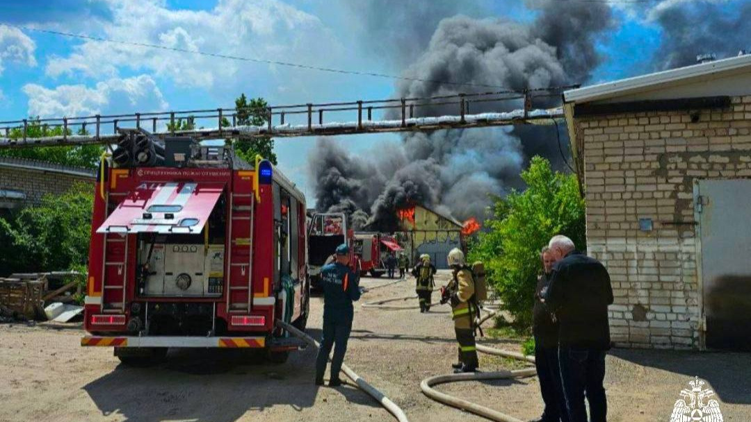 В Воронеже горит завод