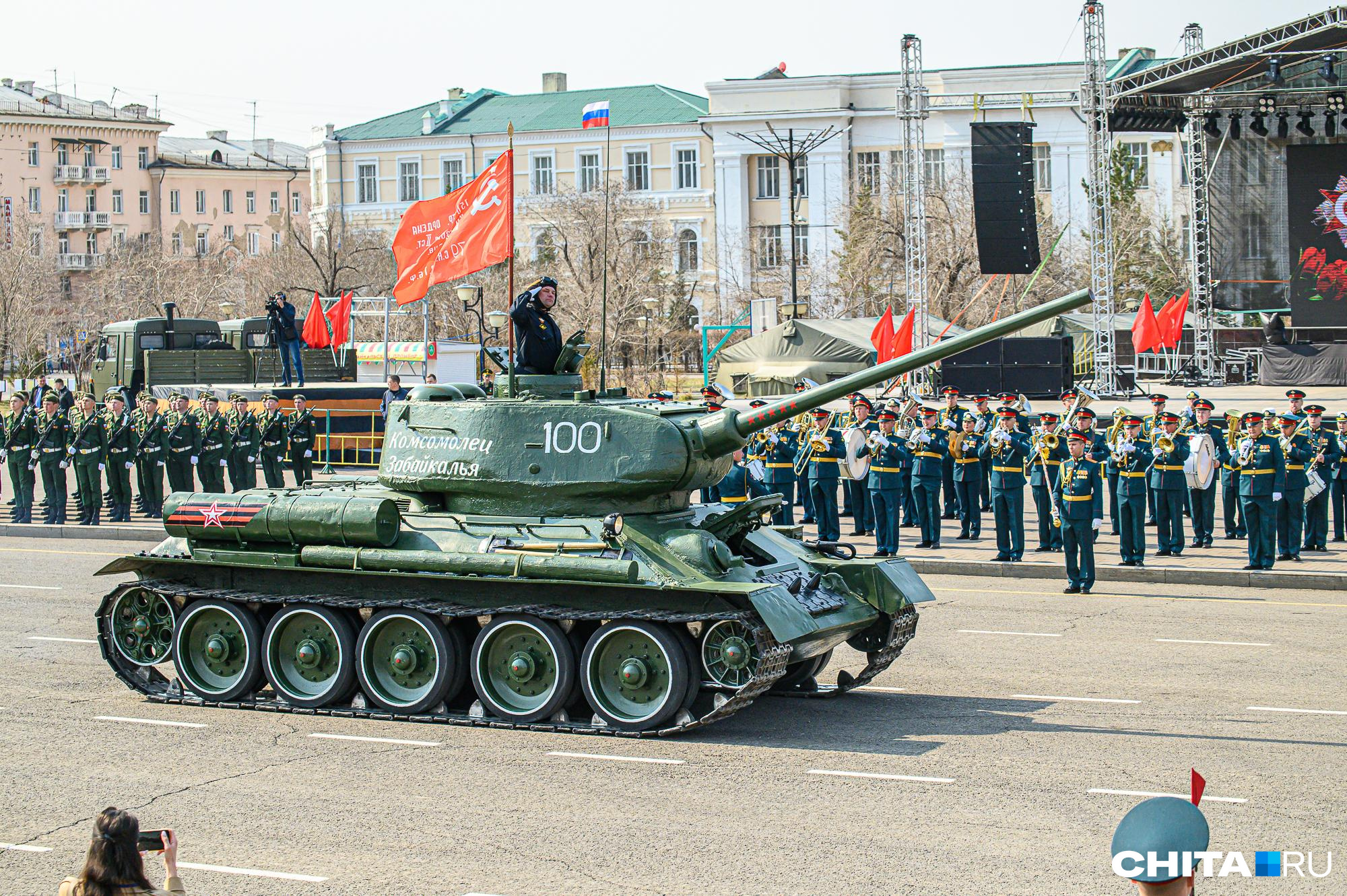 Парад Победы начался на площади Ленина в Чите