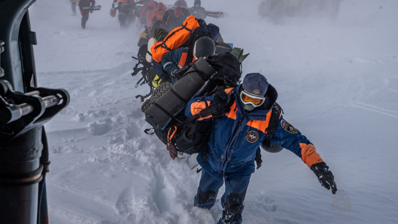 Нашли тела двух пропавших: спасатели эвакуировали туристов, попавших в снежный плен на Камчатке