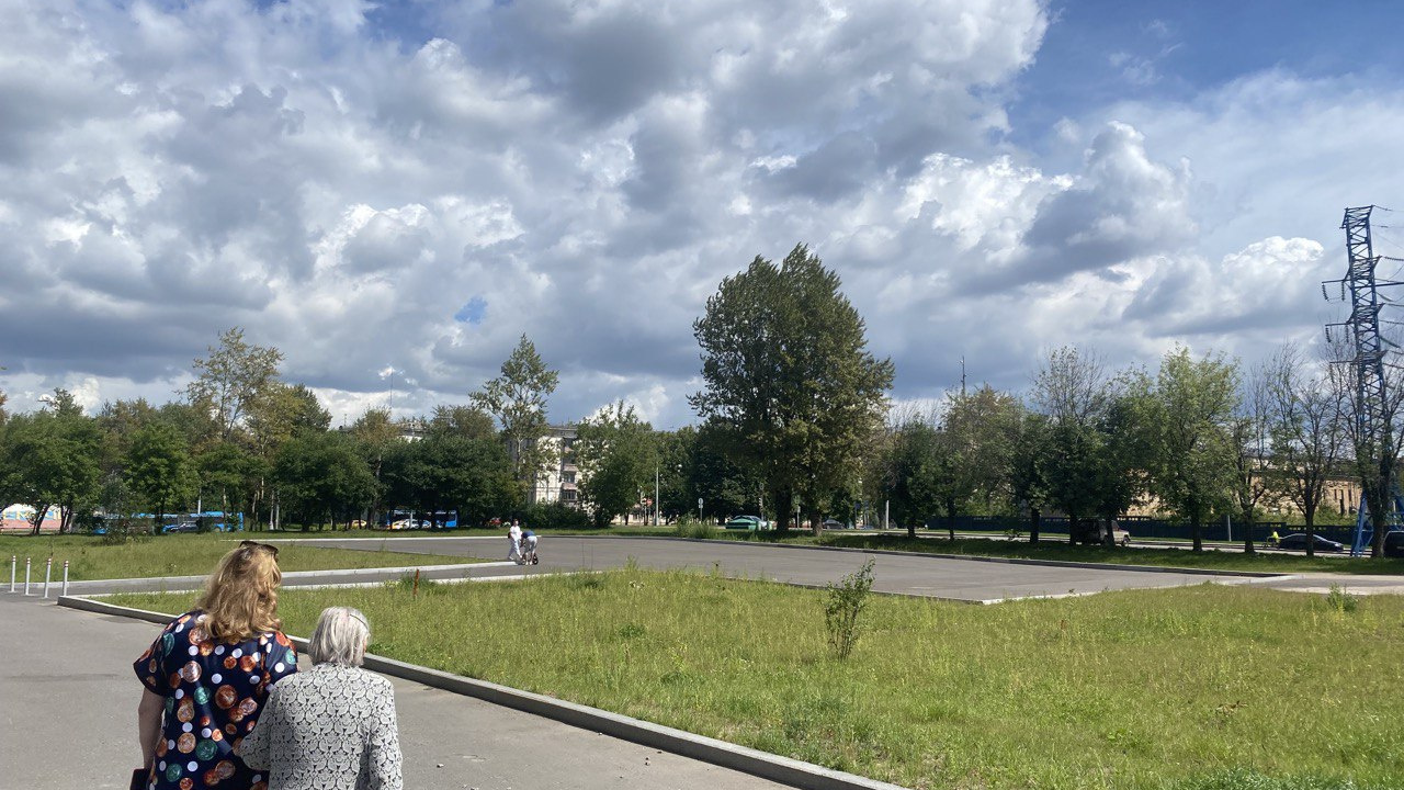 «После переезда о нас забыли все»: жители московской многоэтажки — о проблемах реновационного дома